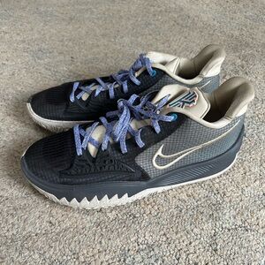 Nike Men's Kyrie 4 Low Shoes